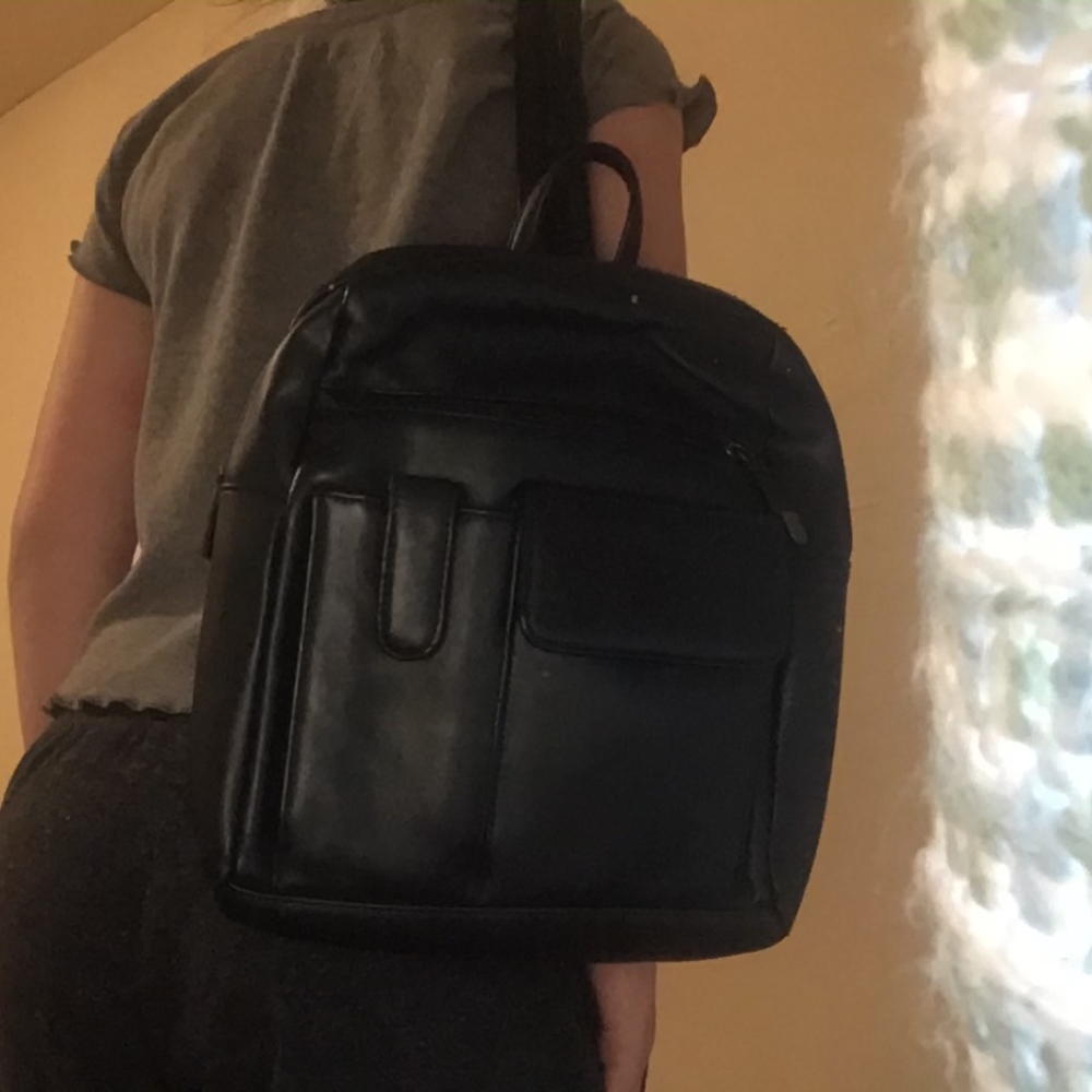 Black mini bag (zips to 1 strap) ( Cross-bag too) - Picture 4 of 4